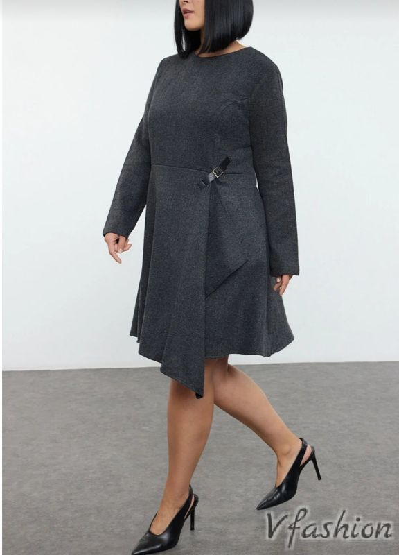 Асиметрична рокля с акцент