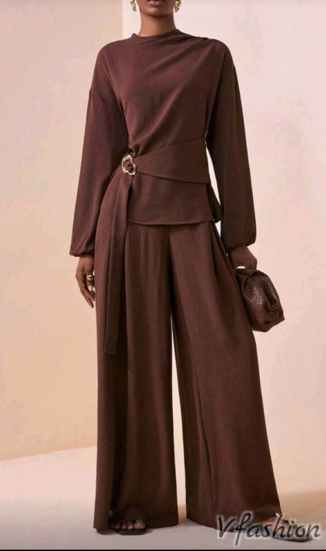 Комплект панталон и блуза с акцент