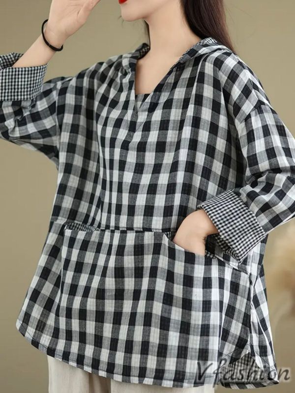 Карирана блуза с джобове и качулка - черно и бяло