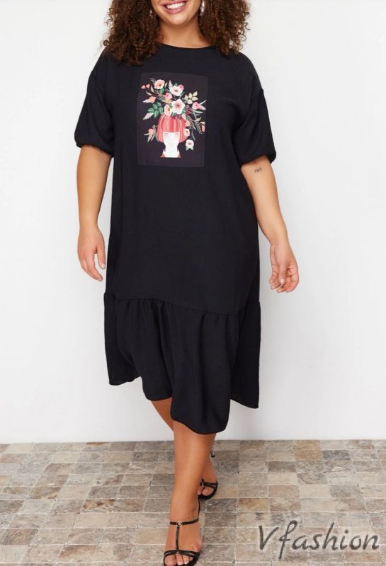 Рокля с волан и цветен акцент