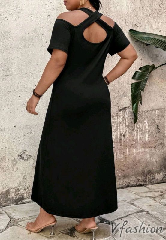 Еластична рокля с интересен гръб