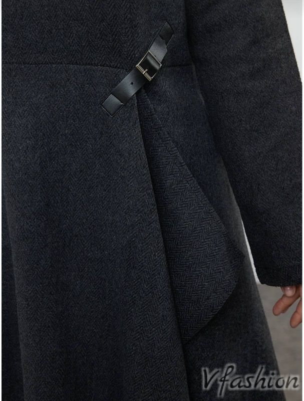 Асиметрична рокля с акцент