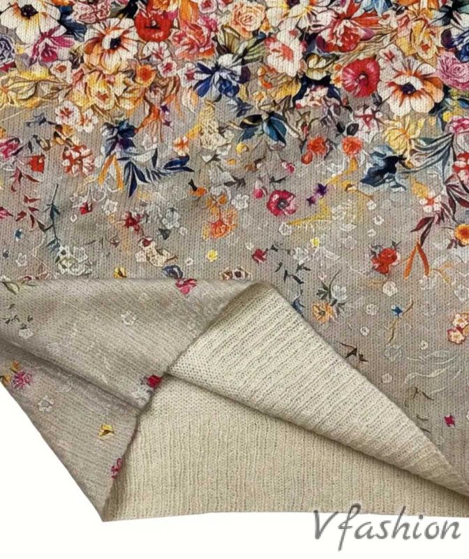 Пуловер с принт цветя