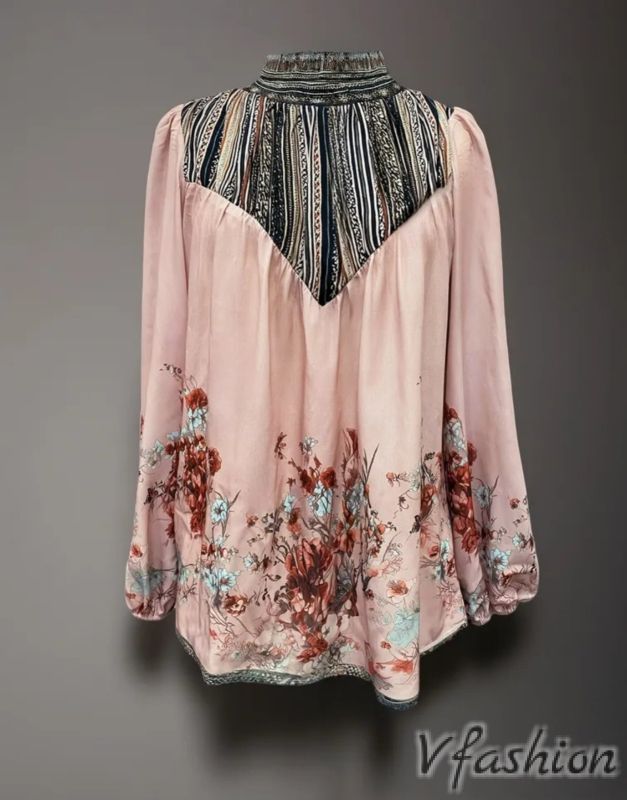 Блуза на цветя с акценти
