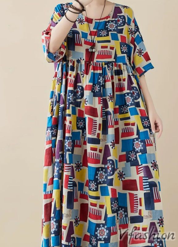 Разкроена рокля с цветен принт