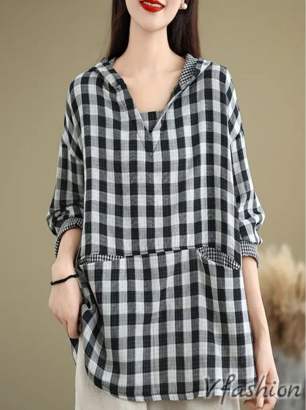 Карирана блуза с джобове и качулка - черно и бяло