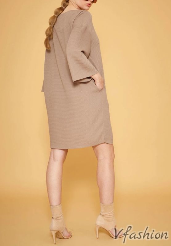 Рокля с джобове и цветни безопасни игли - бежова