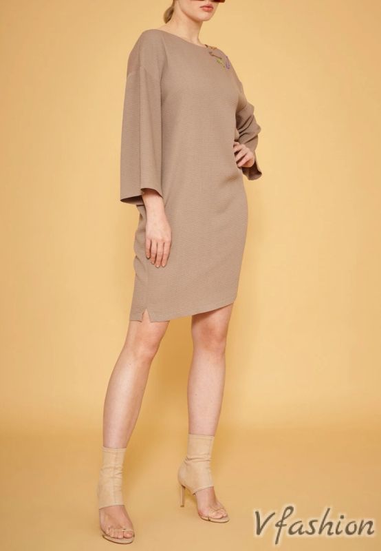 Рокля с джобове и цветни безопасни игли - бежова