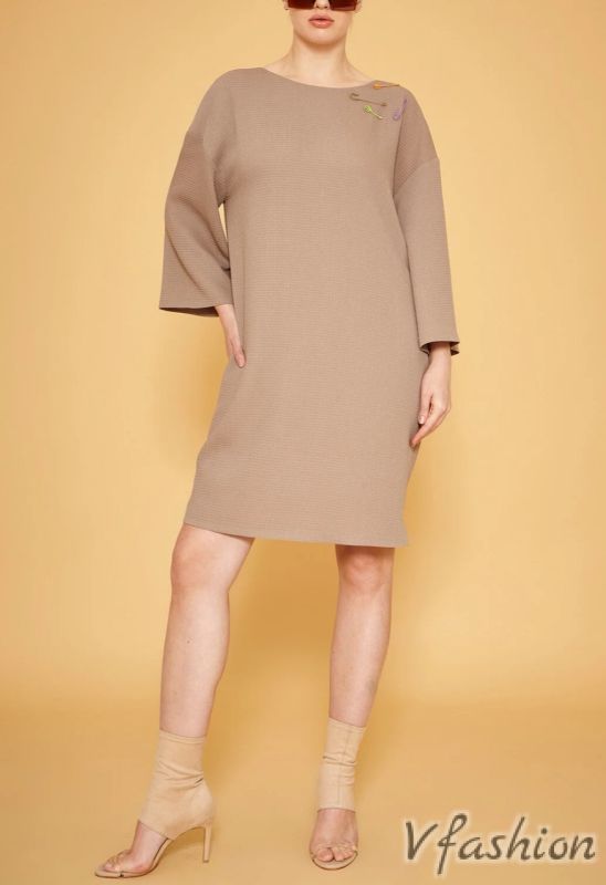 Рокля с джобове и цветни безопасни игли - бежова