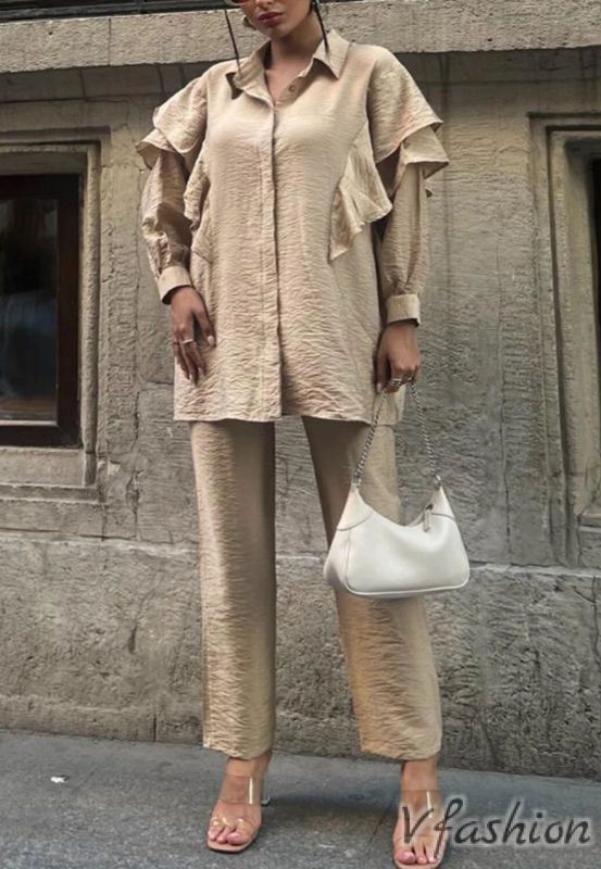 Комплект панталон и риза с волани - бежов