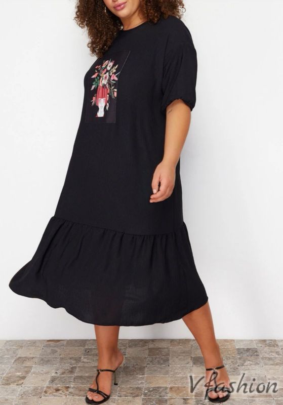 Рокля с волан и цветен акцент