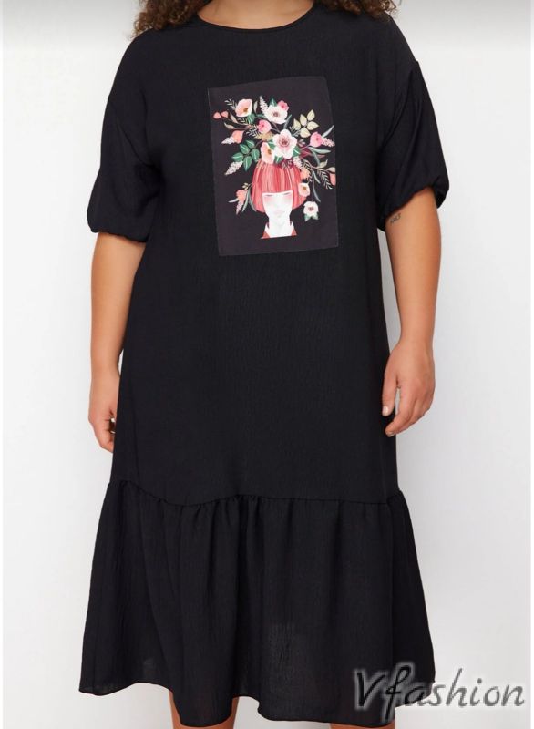 Рокля с волан и цветен акцент