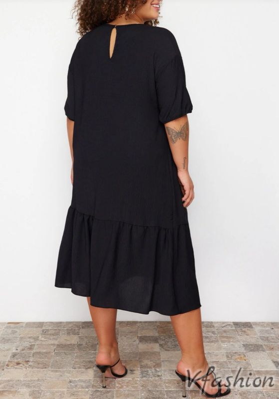 Рокля с волан и цветен акцент