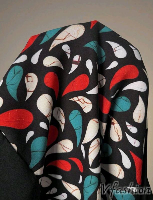 Разкроена рокля с цветни акценти