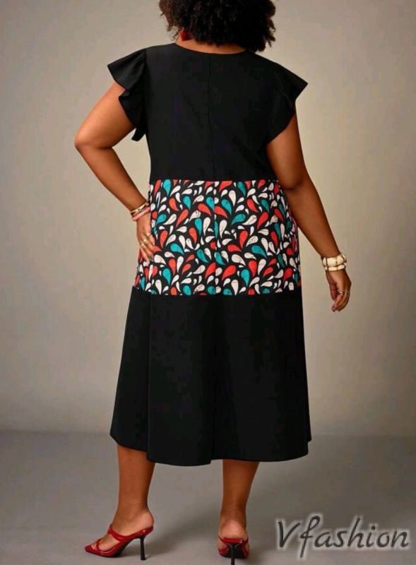 Разкроена рокля с цветни акценти