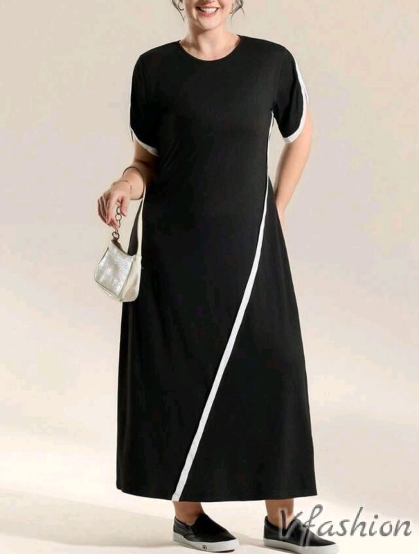 Еластична рокля с акценти