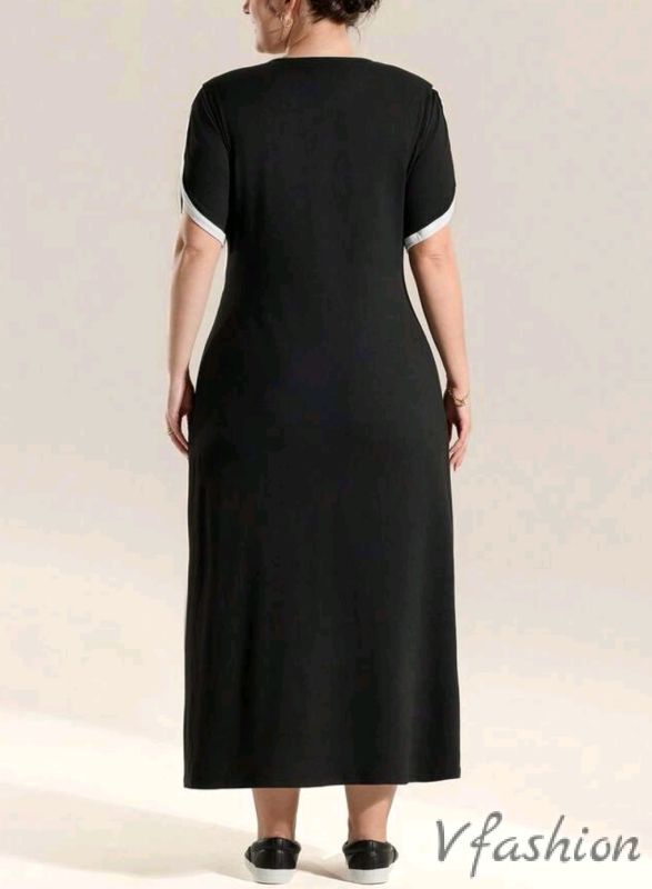 Еластична рокля с акценти