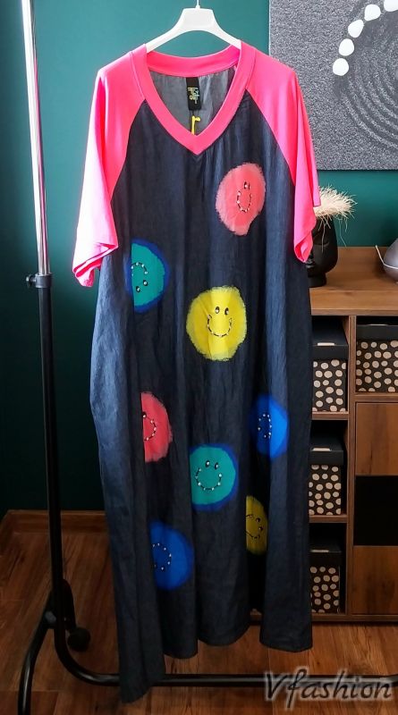 Дънкова рокля с цветни усмивки