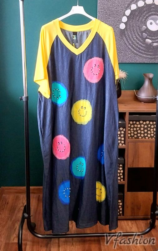 Дънкова рокля с цветни усмивки