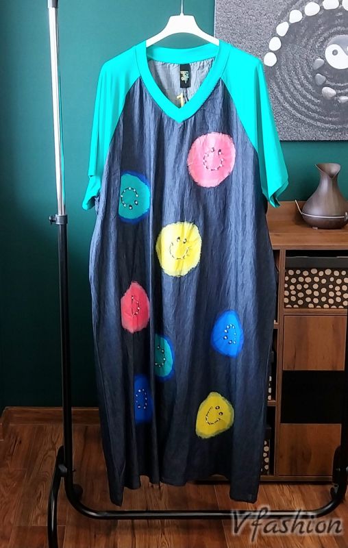 Дънкова рокля с цветни усмивки