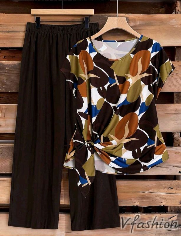 Комплект панталон и блуза с акцент