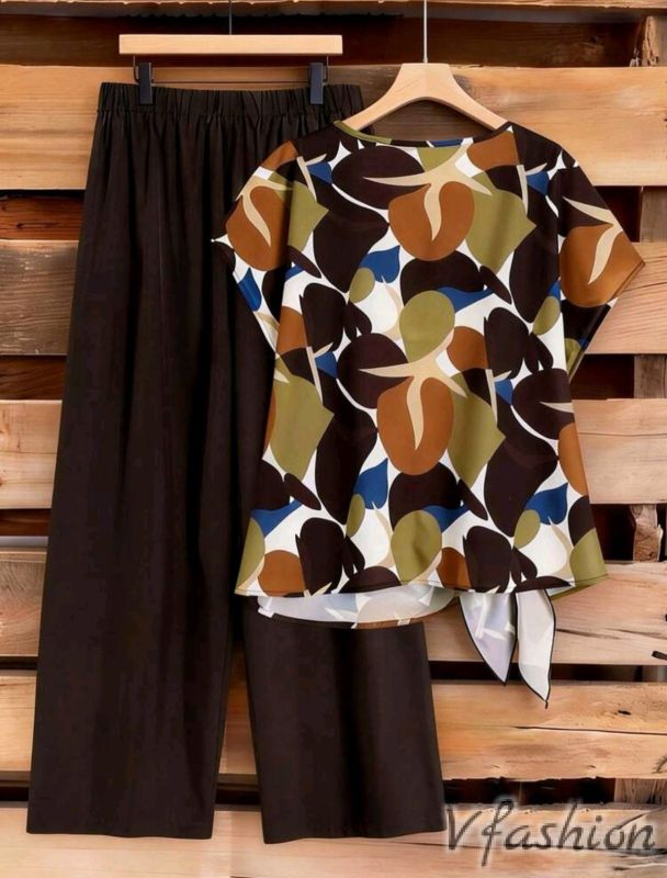 Комплект панталон и блуза с акцент