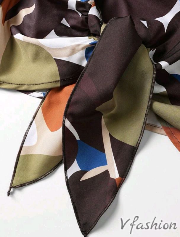 Комплект панталон и блуза с акцент