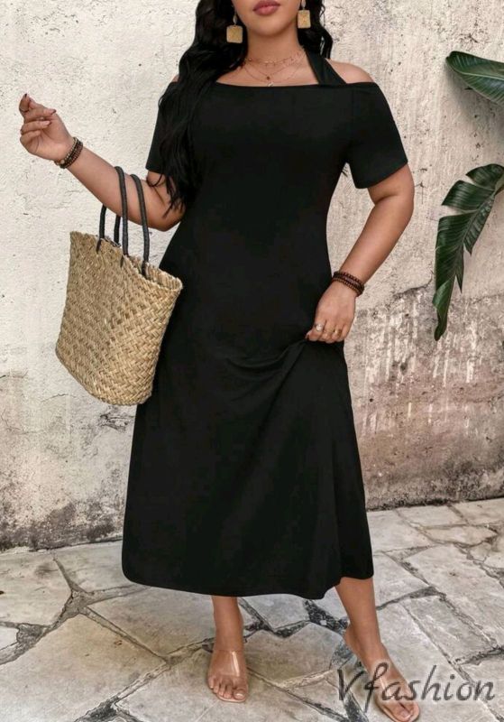 Еластична рокля с интересен гръб