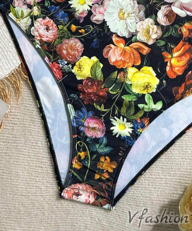 Цял бански на цветя