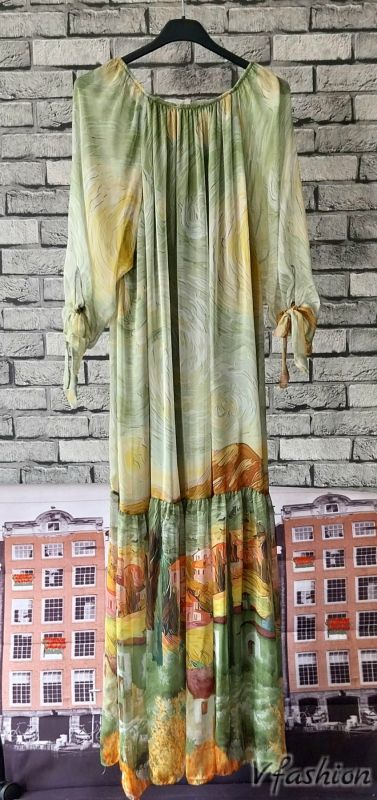 Копринена рокля с красив принт